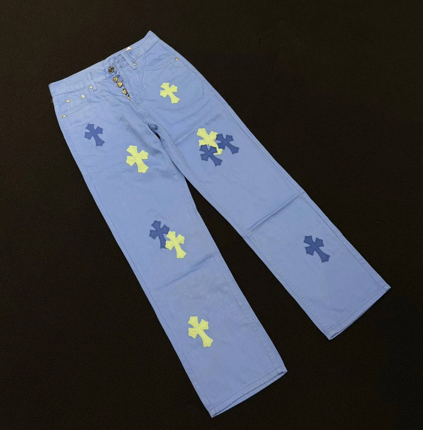 P280 Style number: D380 Chrome hearts CH grams new dopamine blue classic cross-fit leather jeans Size: s-xl (28 30 32 34) Color: dopamine light blue Size reference 28 pants length 100 waist circumference 72 30 pants length 101 waist circumference 76 32 pants length 103 waist circumference 80 34 pants length 104 waist circumference 84
